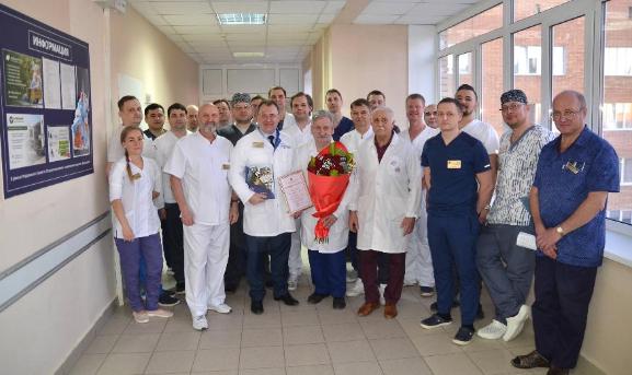 В  областной больнице поздравили Владимира Шатохина с 75-летним юбилеем