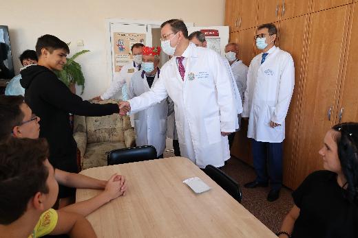 Губернатор поздравил маленьких пациентов областной больницы с Днем знаний
