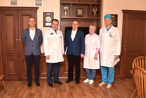 Главный внештатный нейрохирург Министерства здравоохранения РФ Владимир КРЫЛОВ провел мастер-класс на роботизированном оборудовании